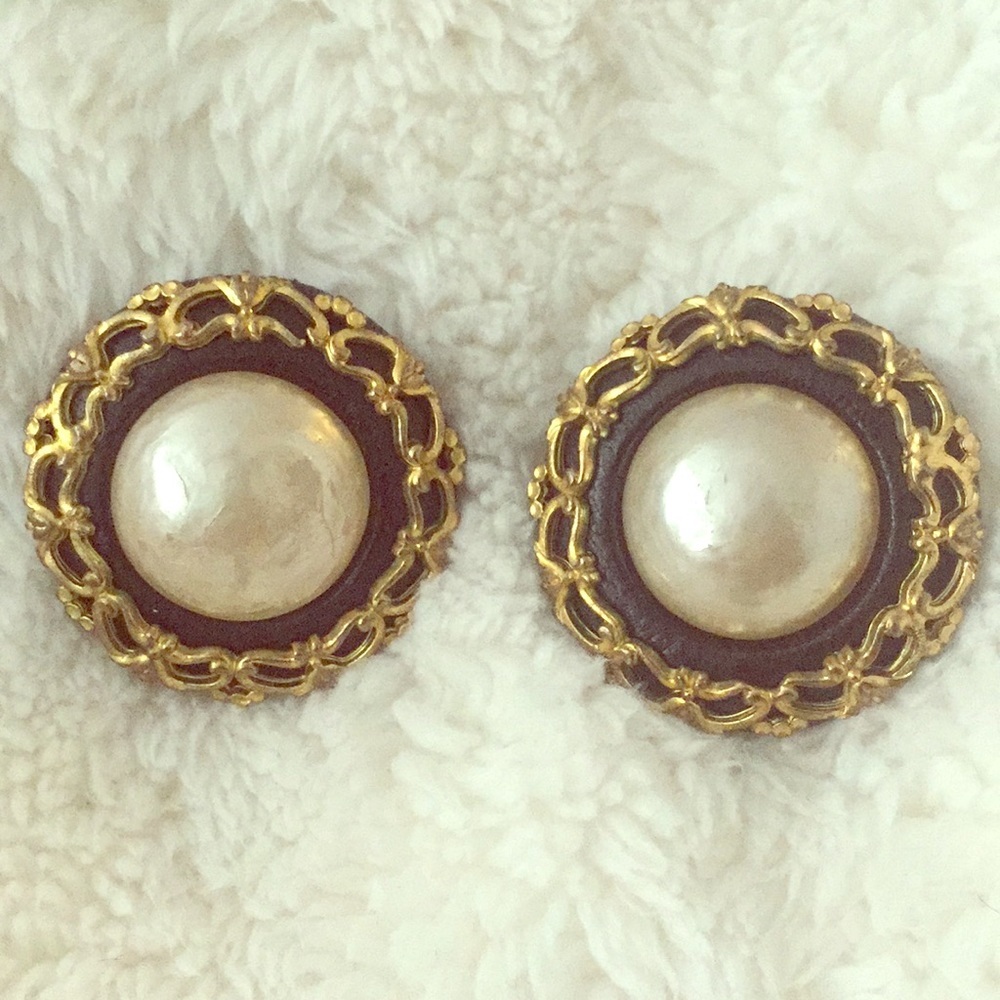 Beautiful Chanel Earrings Black Leather+Faux Pearl